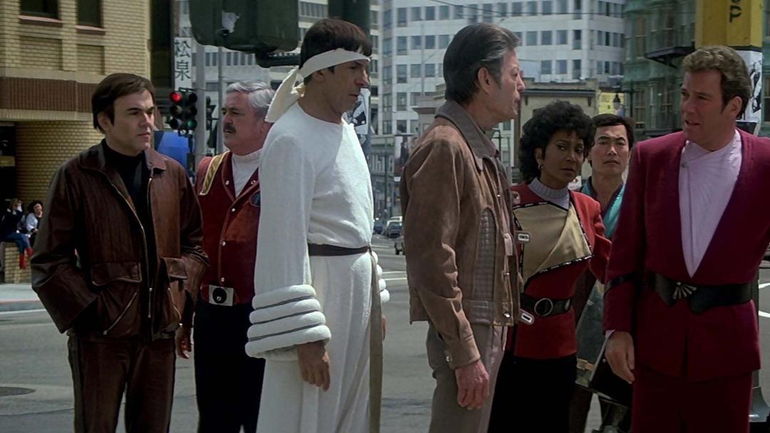 شخصیت‌های اصلی فیلم Star Trek IV: The Voyage Home در حال بازدید از شهر 