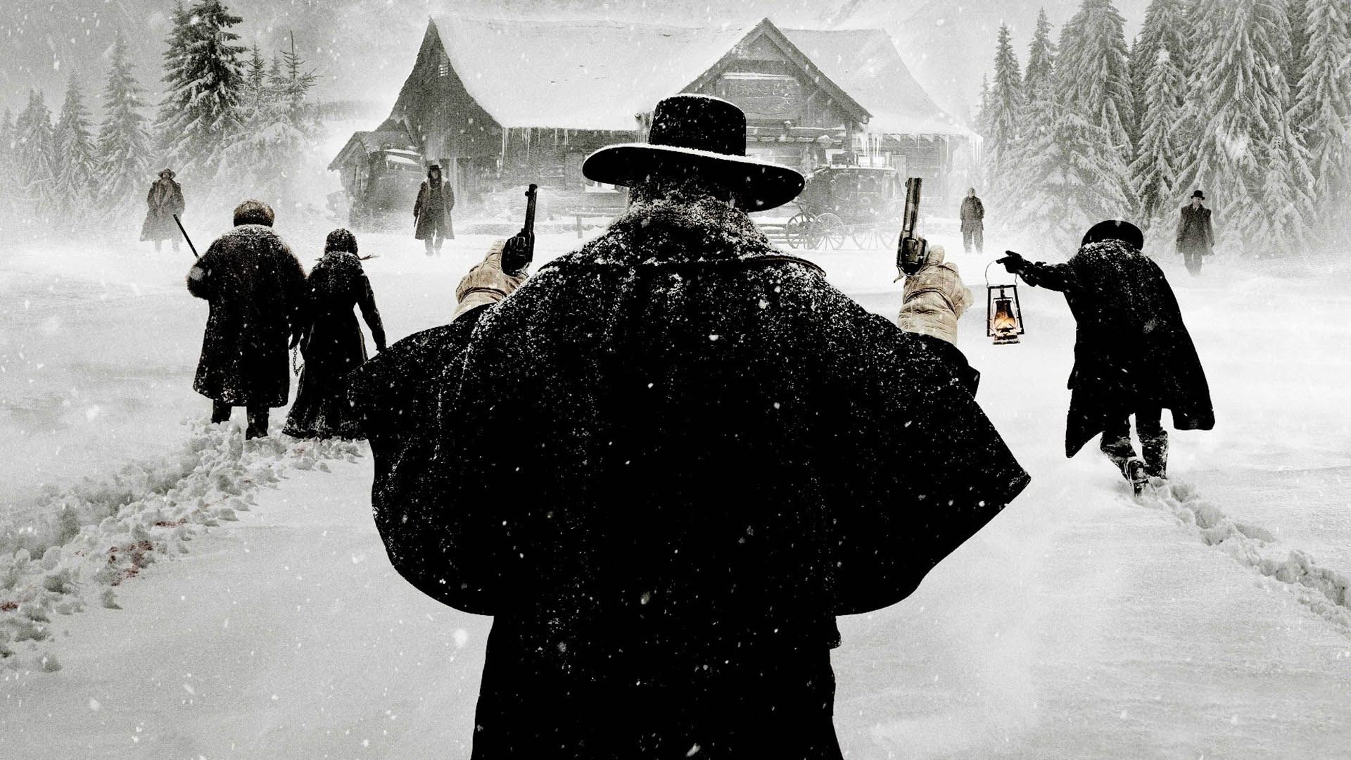 شخصیت های اصلی فیلم The Hateful Eight در نزدیکی یک کلبه در هوای برفی