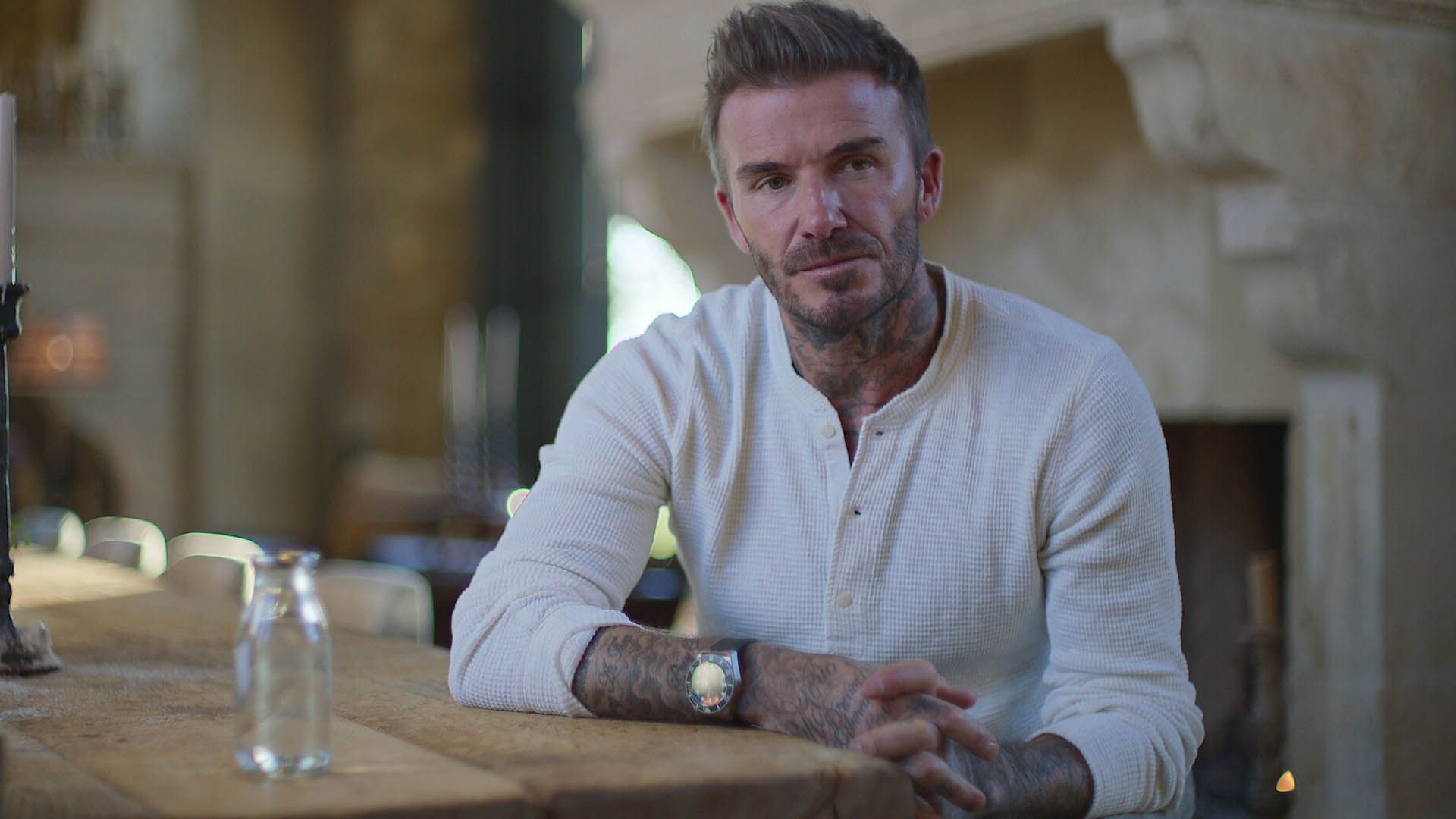 دیوید بکهام با لباسی سفید در مستند Beckham