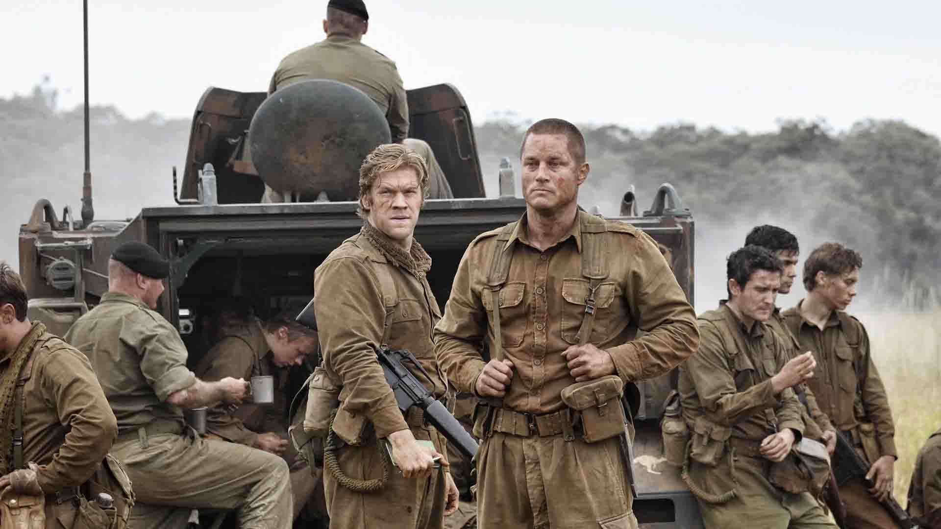 تراویس فیمل و دیگر سربازان در فیلم Danger Close: The Battle of Long Tan