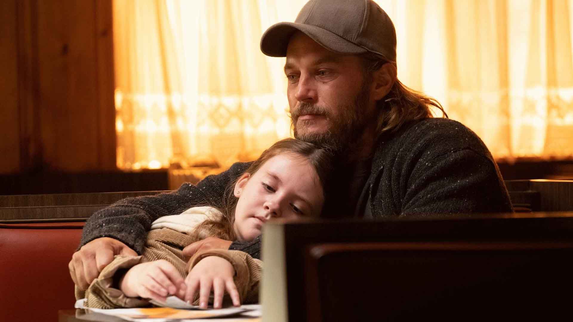 تراویس فیمل در فیلم Delia's Gone دختری را در آغوش گرفته است
