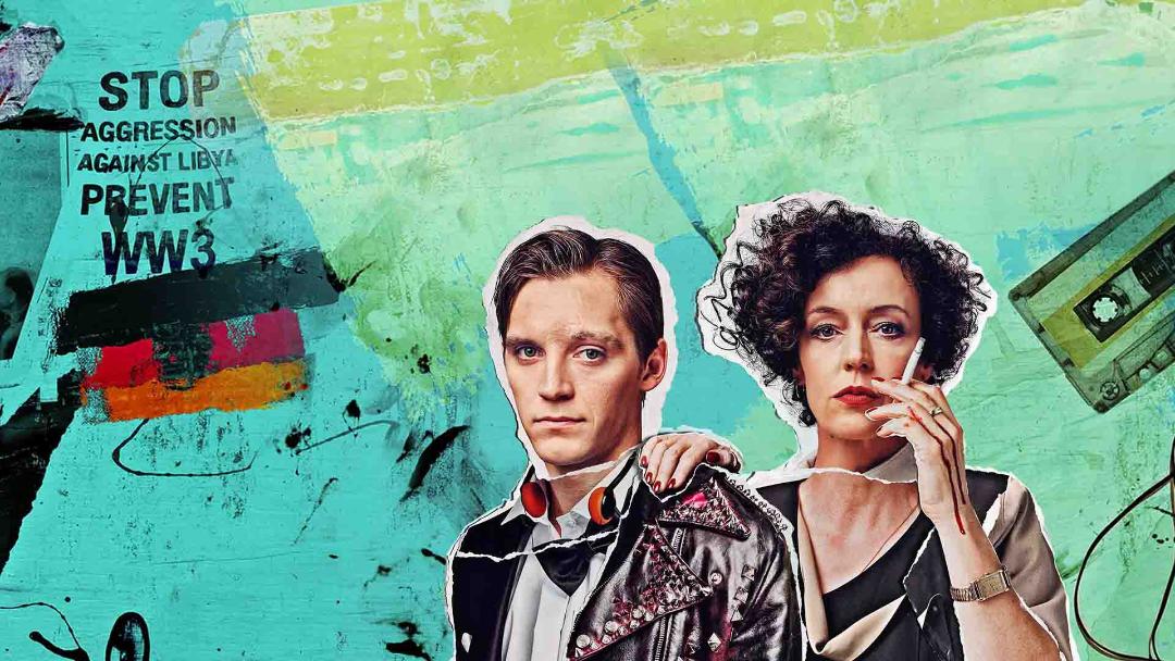 زنی در حال سیگار کشیدن به همراه شخصیت اصلی در سریال Deutschland 86
