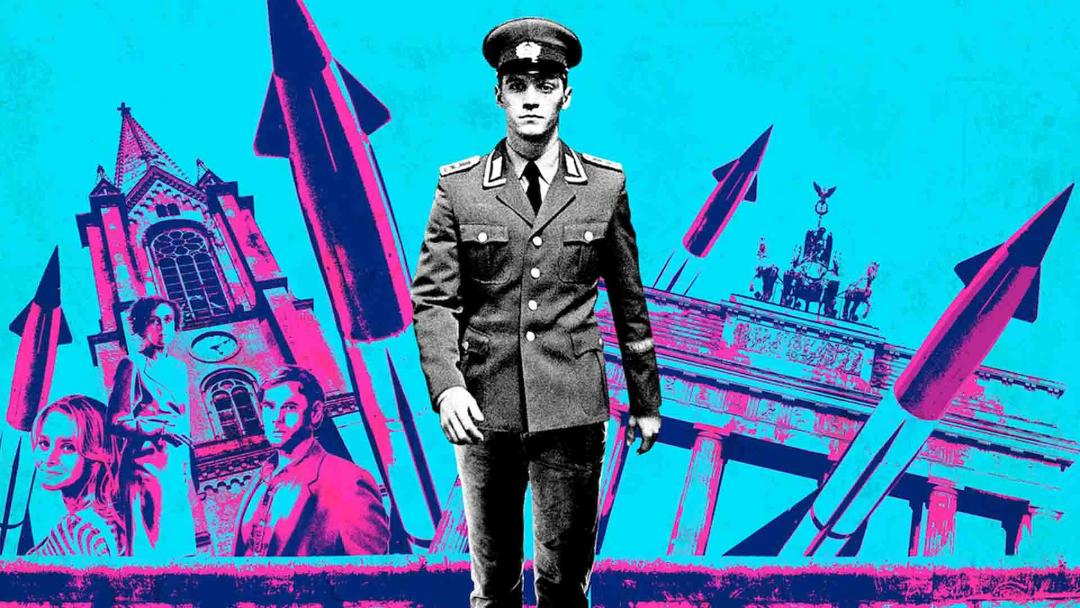 سربازی آلمانی در حال راه رفتن در پوستری رنگی از سریال Deutschland 83