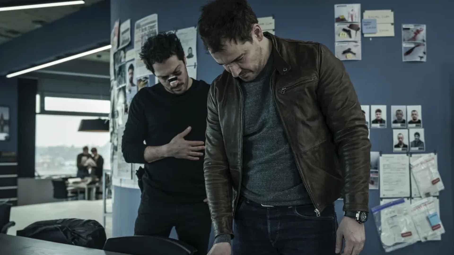 دو بازرس در حال بررسی مدارک پرونده در سریال Dogs of Berlin