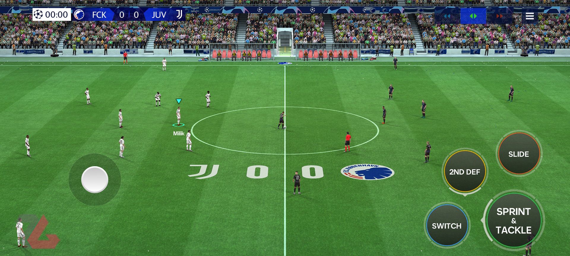 لحظه‌ی شروع مسابقه‌ی فوتبال در بازی EA SPORTS FC MOBILE