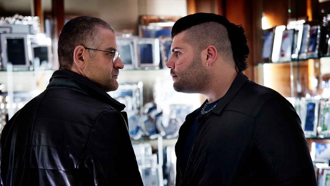 دو بازیگر اصلی سریال gomorrah با خشونت به یکدیگر نگاه می‌کنند