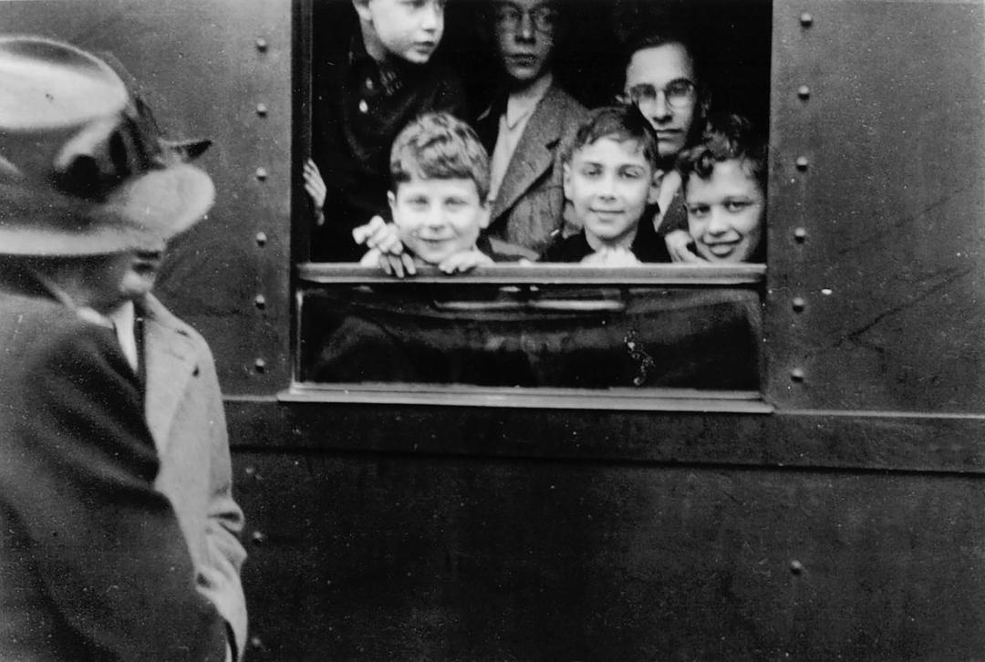 کودکان نجات‌یافته عملیات Kindertransport در قطار