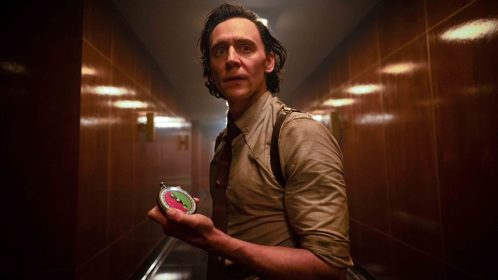 2023-10-loki-season-2-loki-with-watch