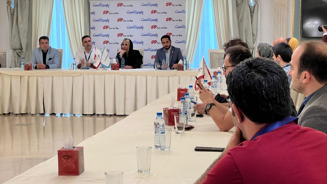 خبرنگار در نشست خبری سرور پارس