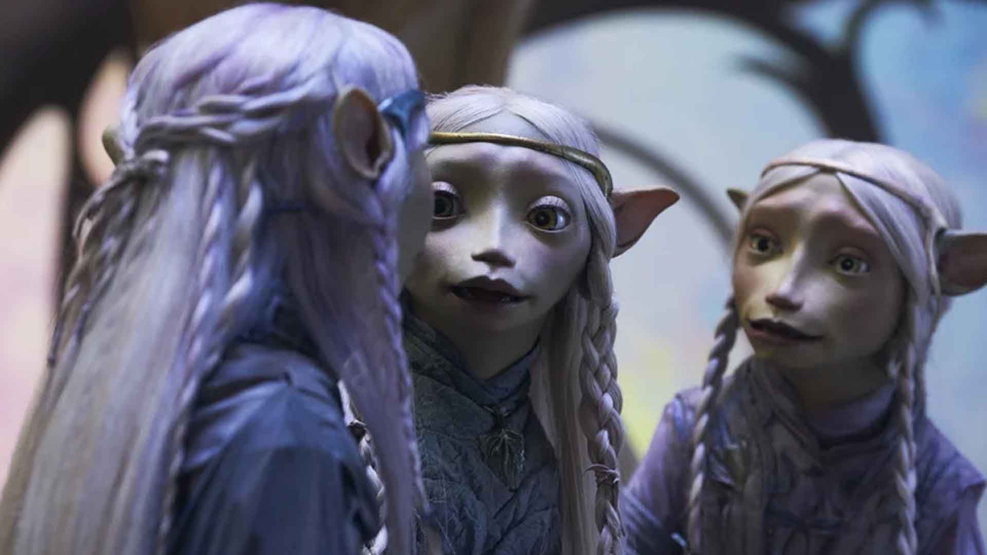 چند الف در حال صحبت کردن با هم در سریال The Dark Crystal: Age of Resistance