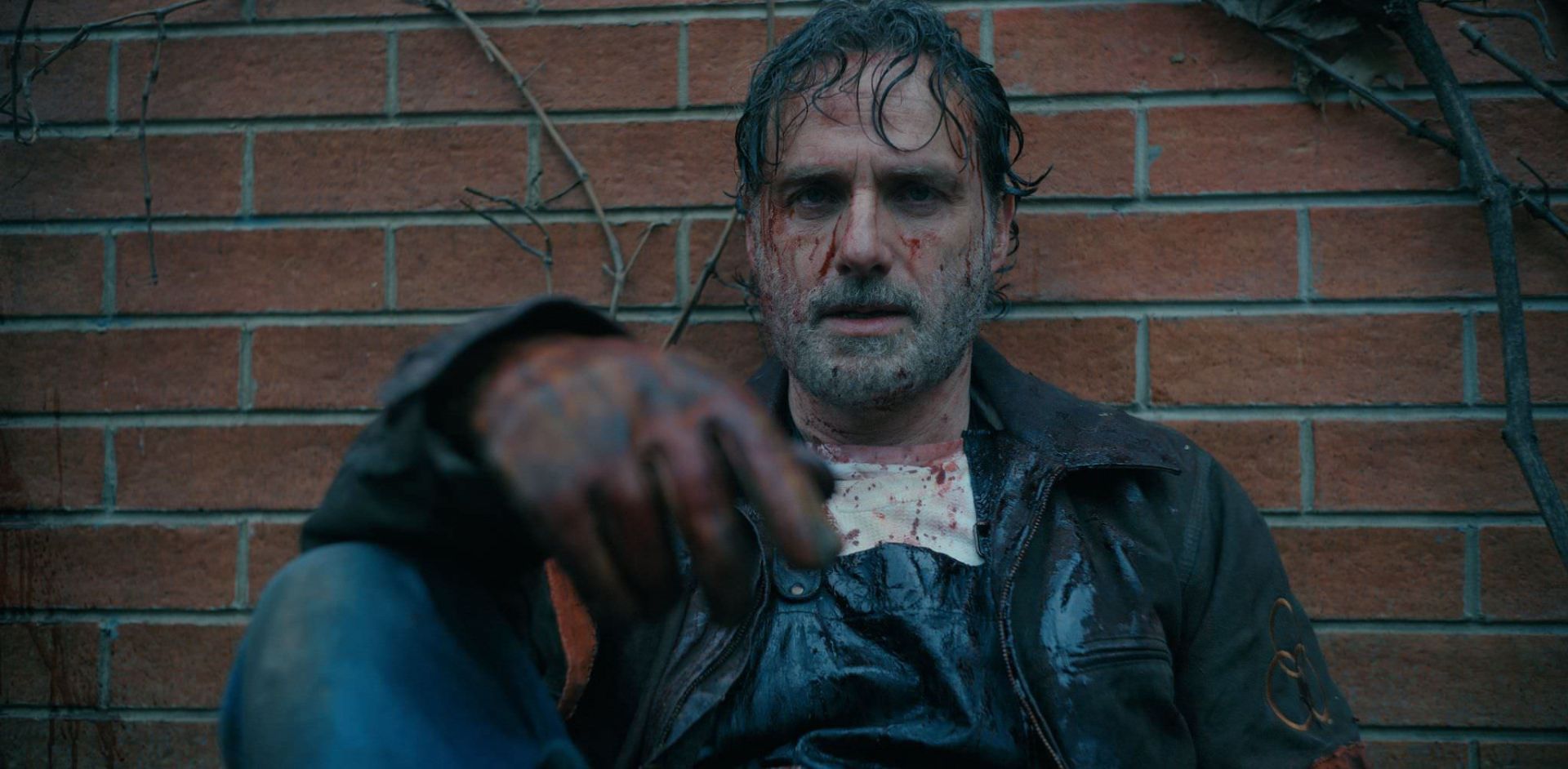 ریک گرایمز با دستانی خونین در سریال The Walking Dead: The Ones Who Live