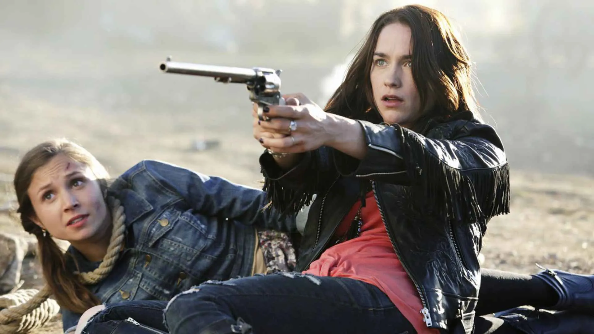 دو بازیگر اصلی سریال Wynonna Earp روی زمین افتاده‌اند