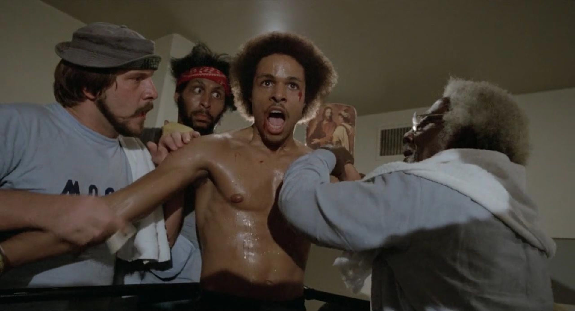 بوکسور جوان سیاه پوست درحال آماده شدن برای مبارزه در فیلم جسم و جان