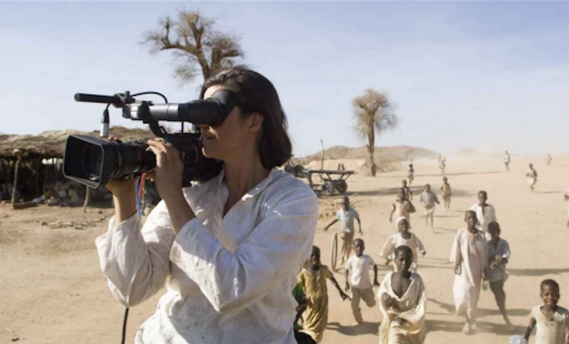 کرستن جانسون، کارگردان مستند Cameraperson به همراه کودکان آفریقایی