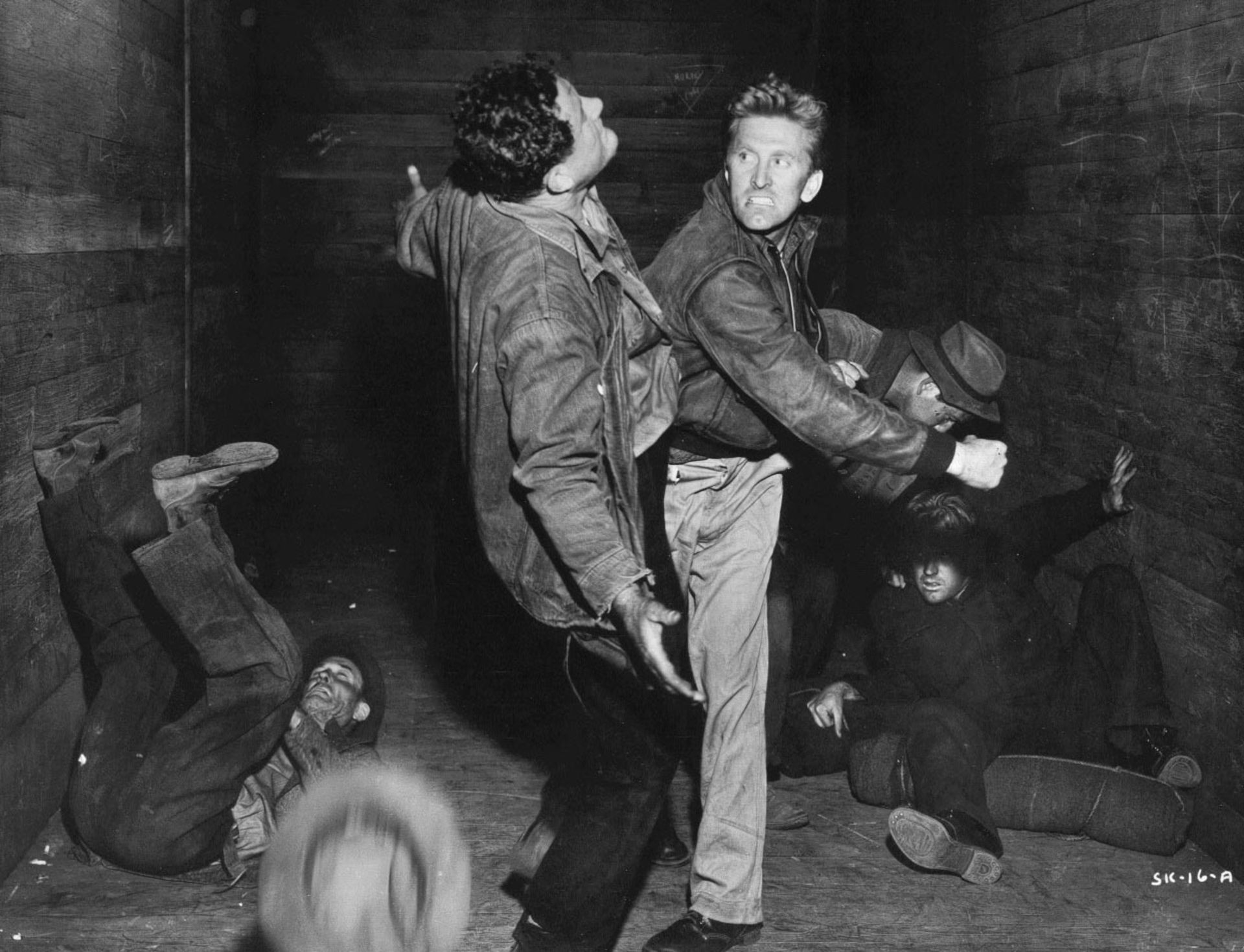 کرک داگلاس در صحنه ای از فیلم قهرمان درحال کتک کاری