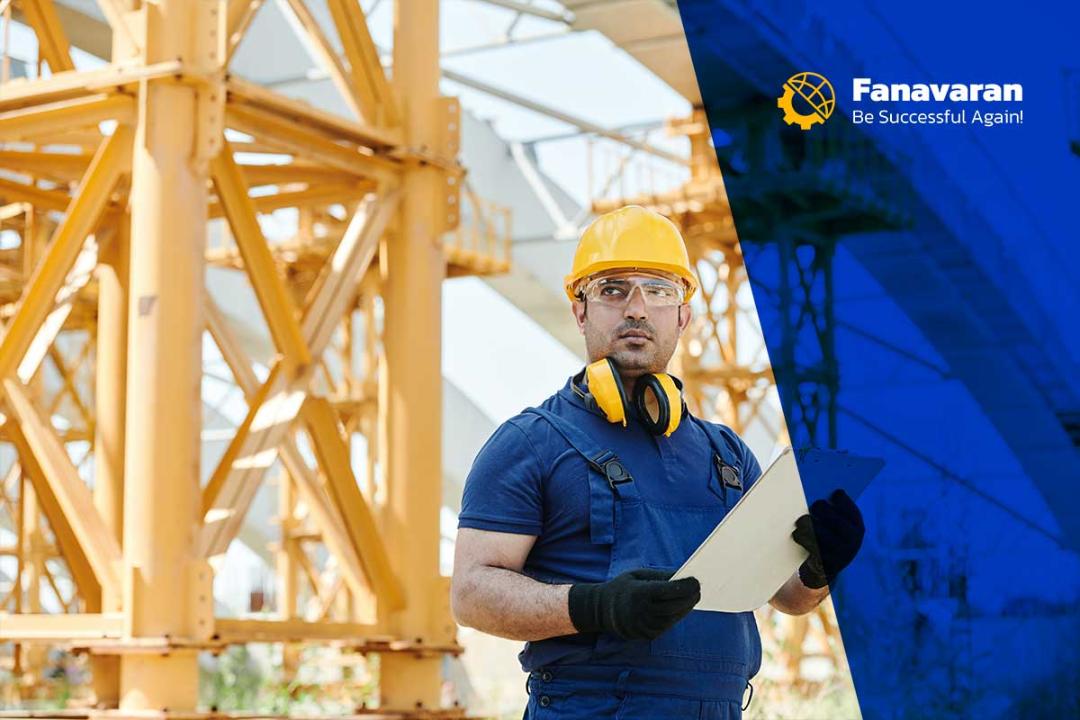 مهندسی در ساختما با لباس آبی و کلاه زرد