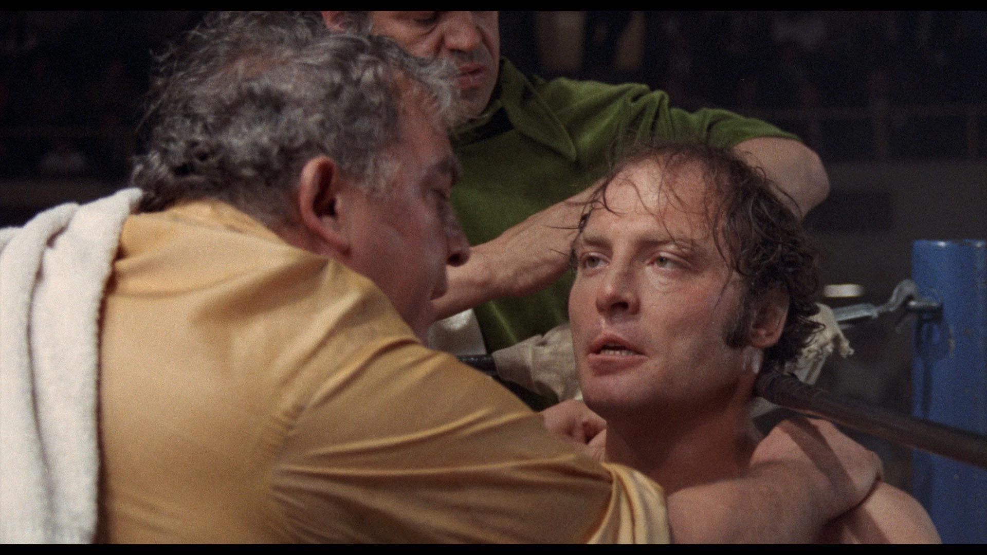 مربی درحال آماده کردن مبارز بوکس در فیلم شهر پرنعمت