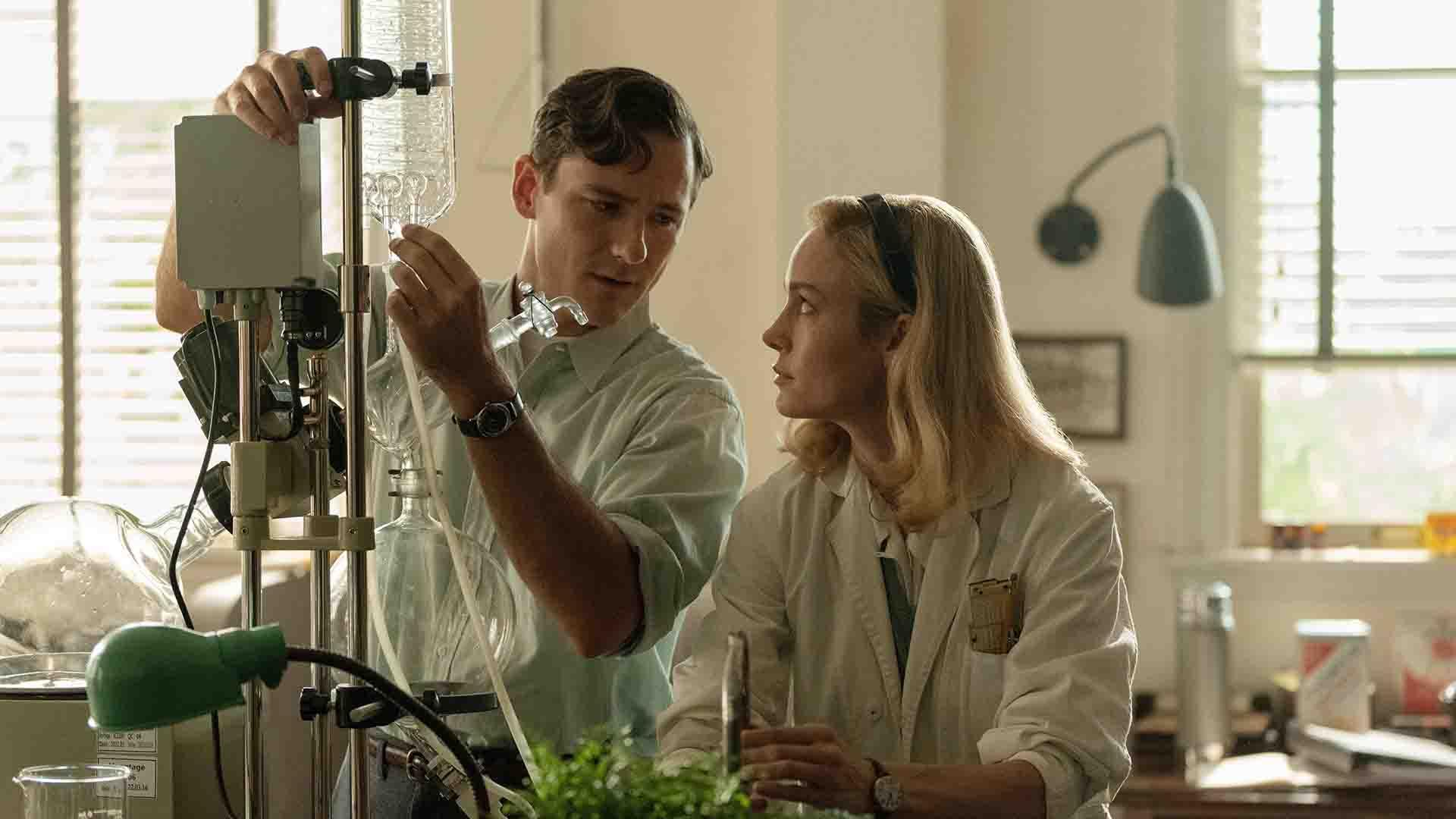 بری لارسون و لوئیس پولمن در آزمایشگاه سریال Lessons in Chemistry