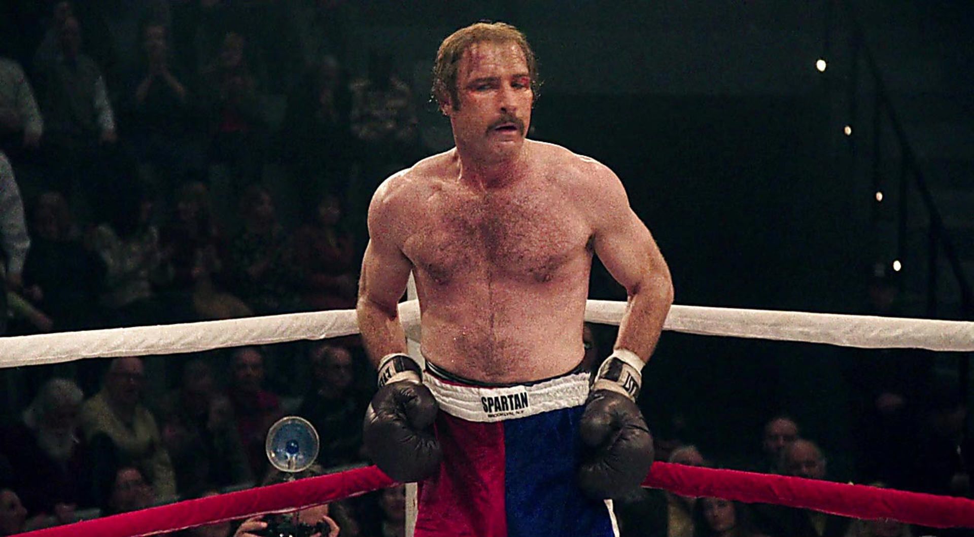 لیو شریبر در نقش بوکسوری به نام چاک در رینگ مسابقه