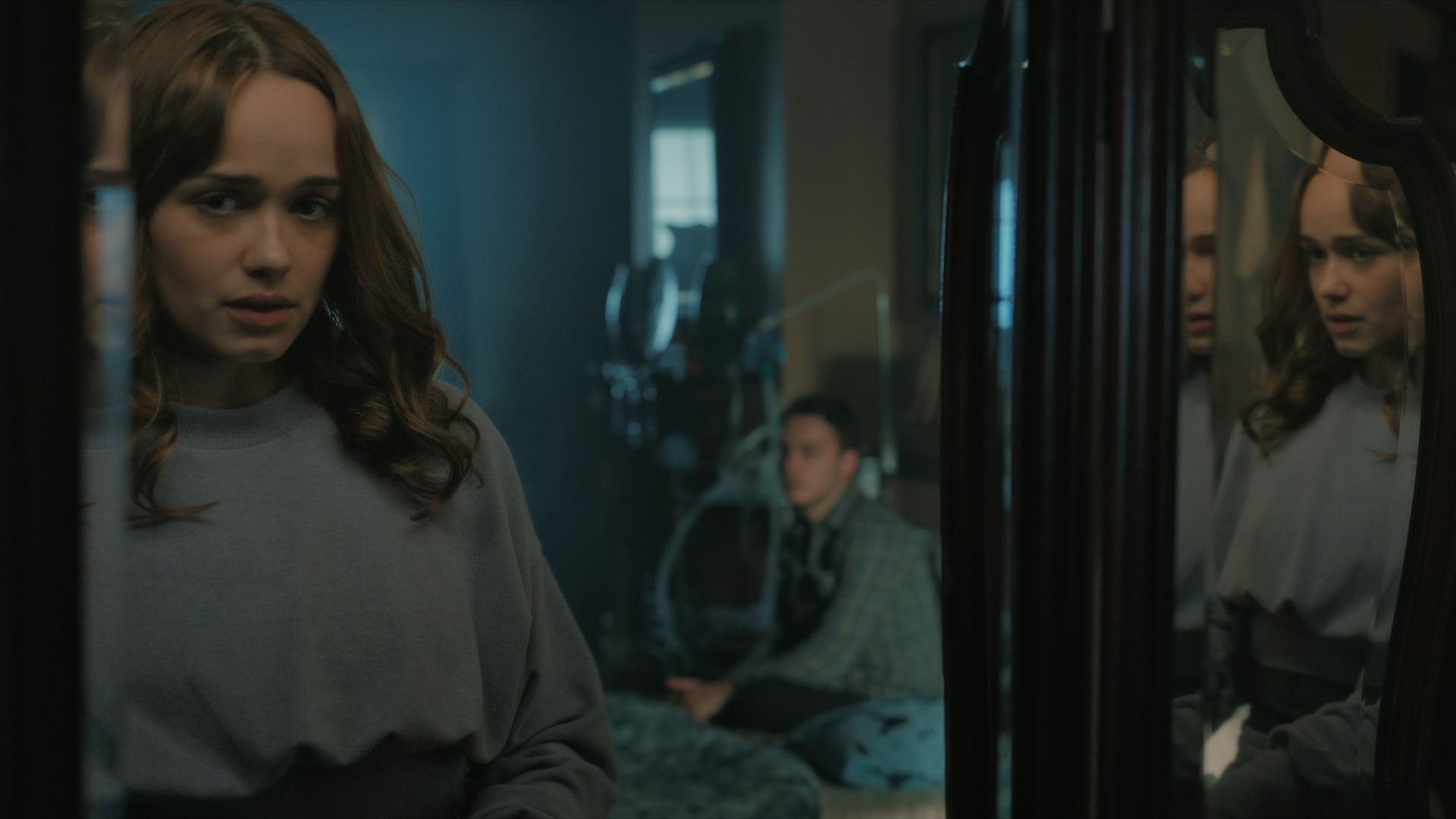 رز ویلیامز در برابر آینه در فیلم Locked In