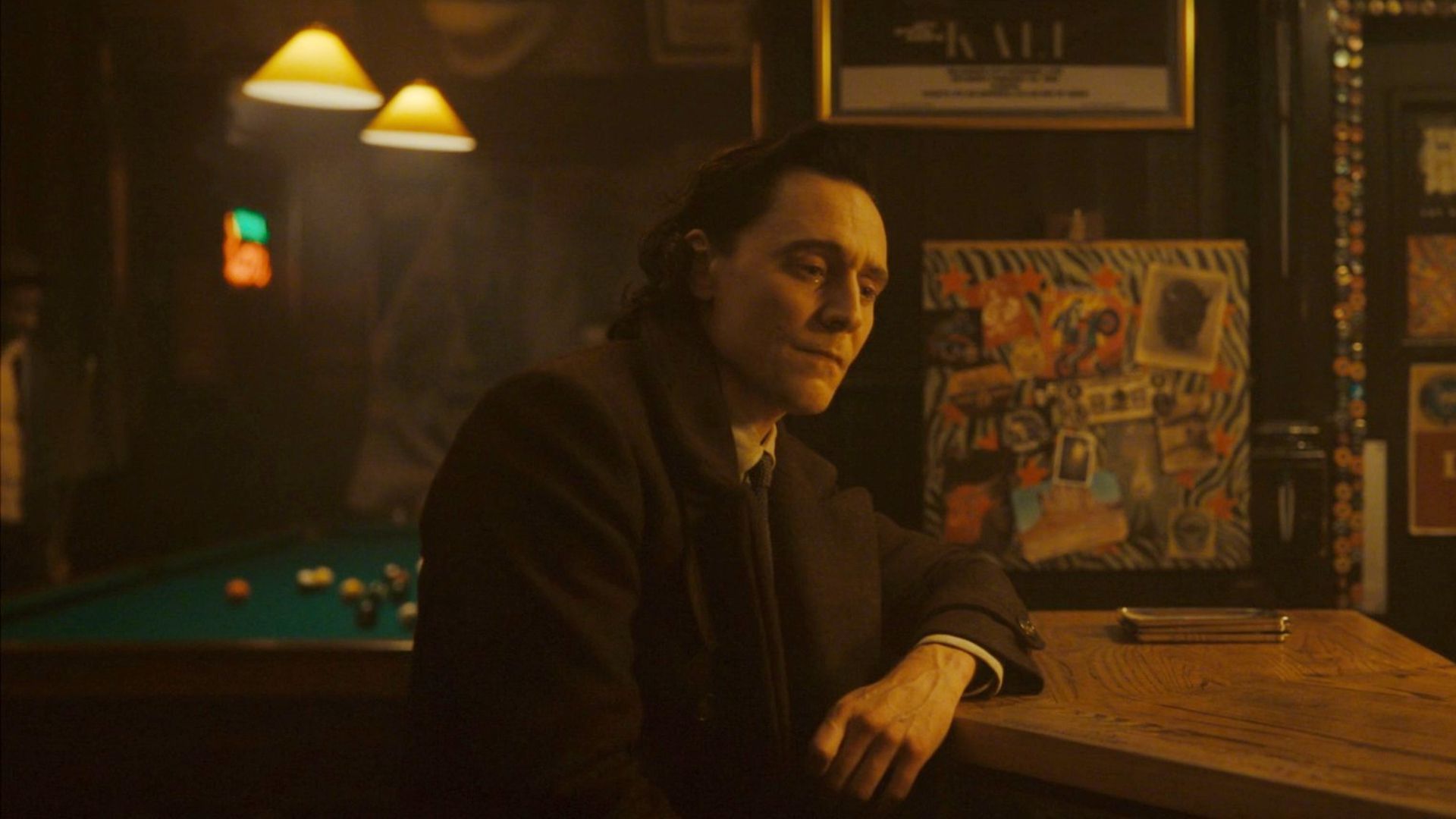لوکی در حال گوش دادن به حرفای سیلوی در قسمت پنجم فصل دوم سریال Loki