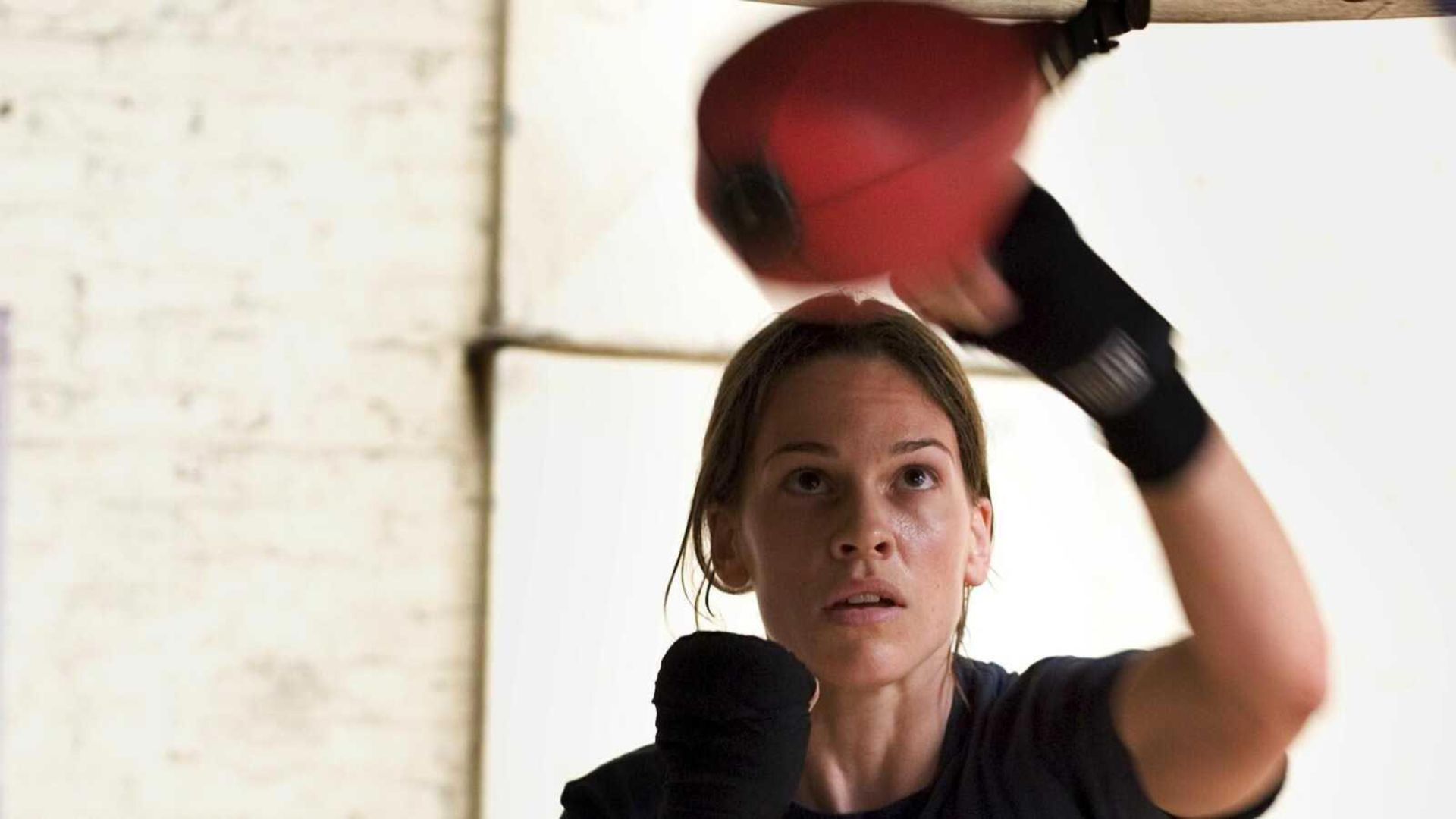 هیلاری سوانک در نقش زن بوکسور درحال تمرین در فیلم محبوب میلیون دلاری