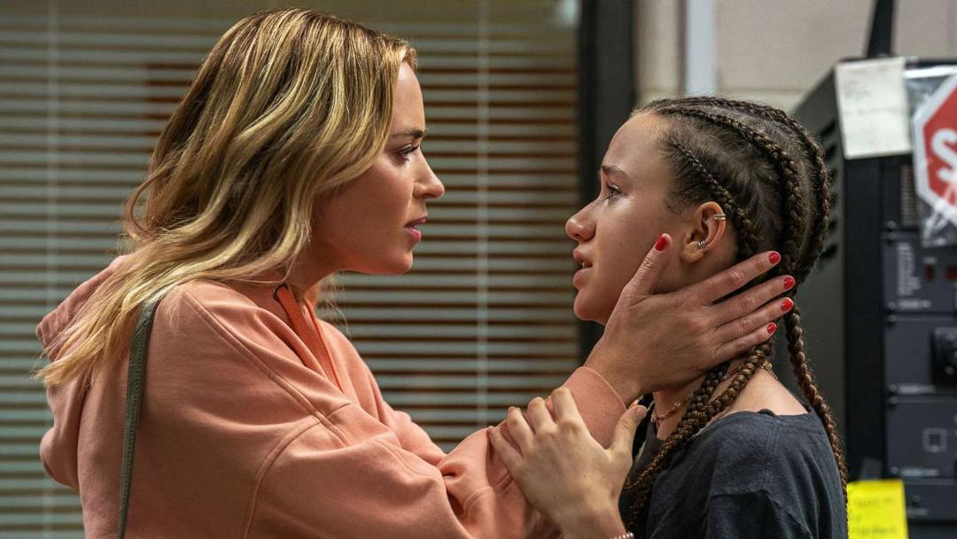 2023-11-pain-hustlers-netflix-emily-blunt-and-his-daughter