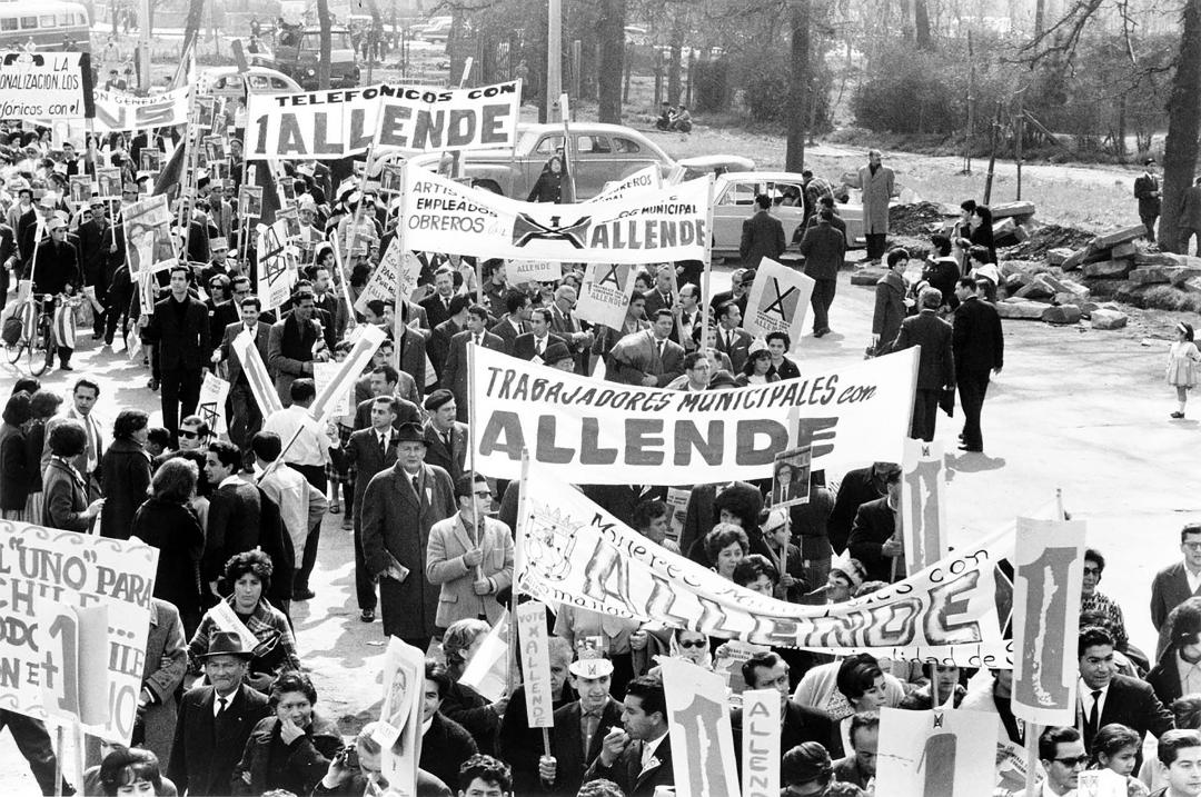 تظاهرات طرفداران سالوادور آلونده علیه پینوشه در شیلی در مستند ?Chile: When Will It End