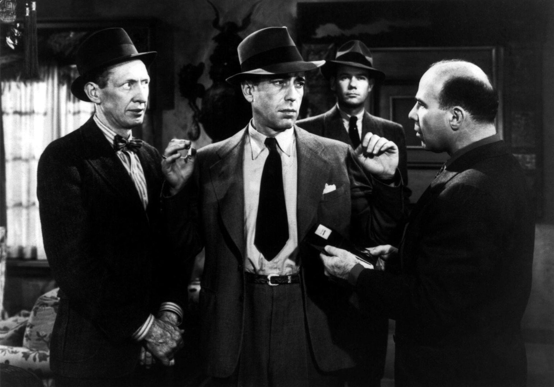 همفری بوگارت در صحنه ای از فیلم هرچه سختتر زمین میخوری