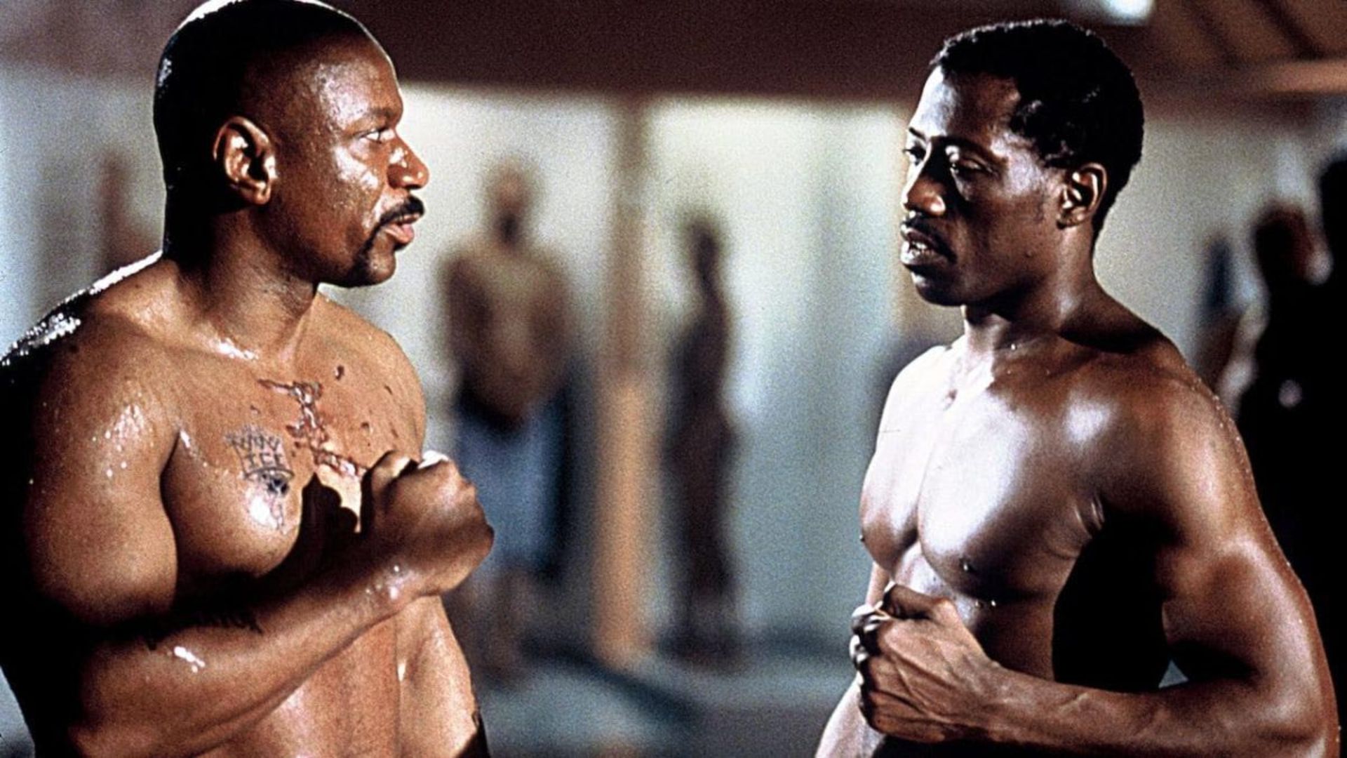 وینگ ریمز و وسلی اسنایپس در صحنه ای از فیلم شکست ناپذیر