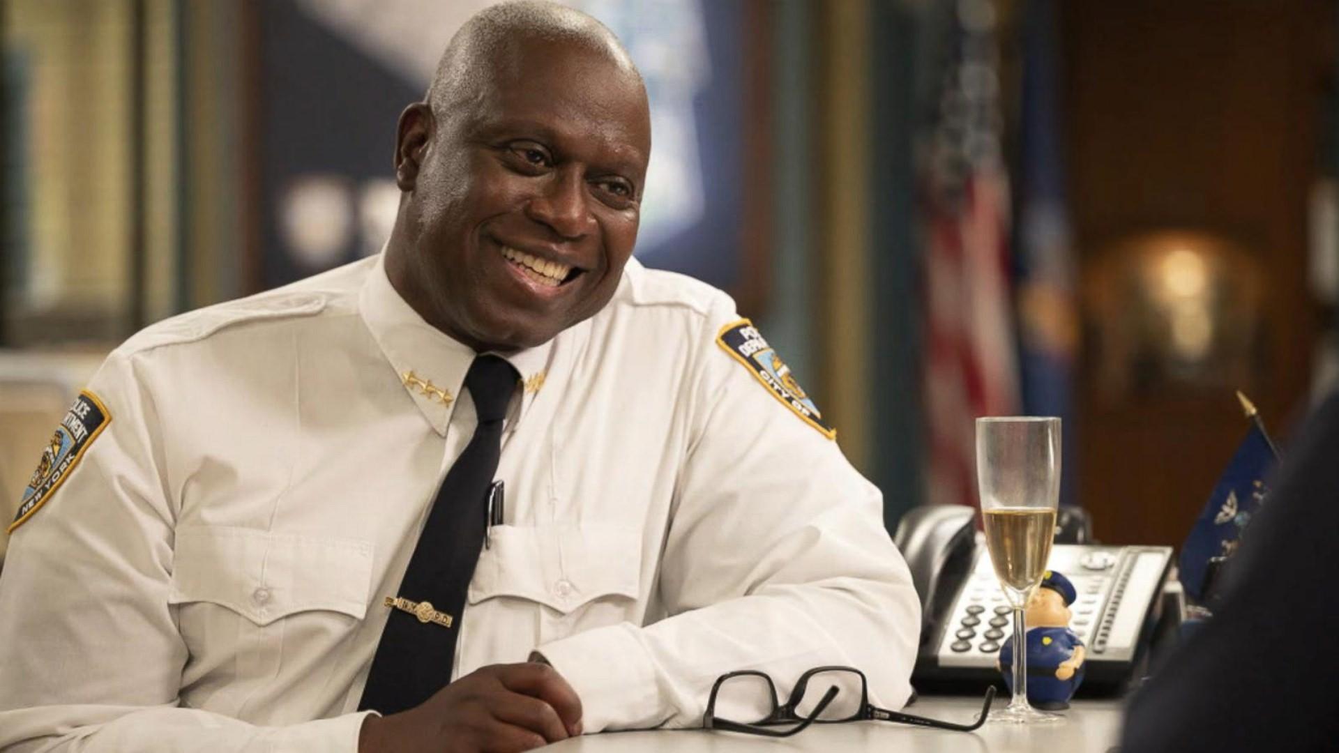 آندره بروگر در نقش کاپیتان هولت در سریال Brooklyn Nine-Nine 