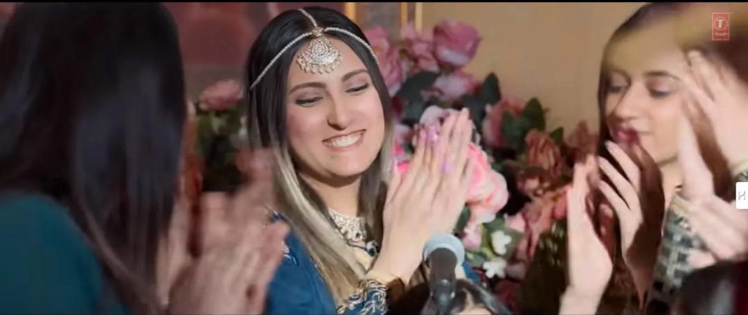 طناز داوودی در آهنگ ورود بابی دئول در فیمل ح