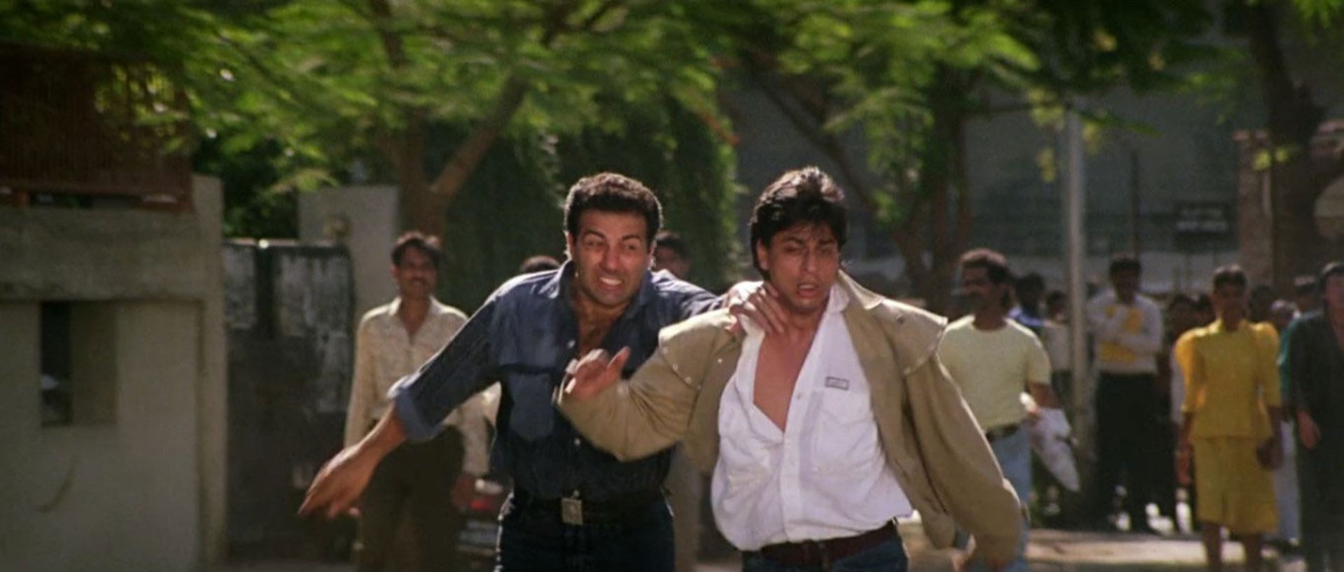 2023-12-darr-sunny-trying-catch-shahrukh-khan