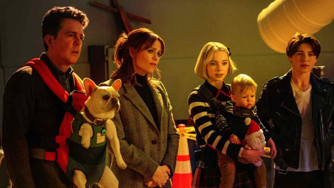 اعضای خانواده در حال عکس گرفتن در فیلم Family Switch
