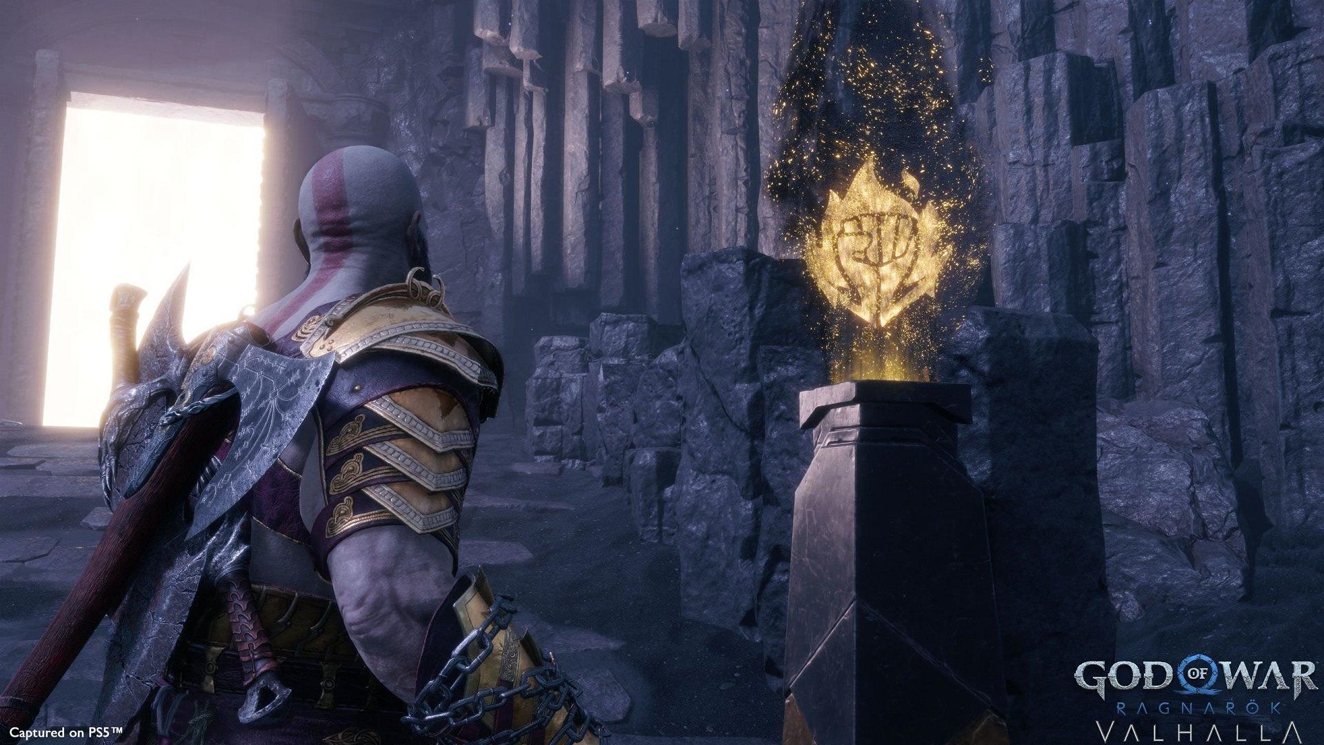 خیره شدن کریتوس به یک نماد جادویی در God of War Ragnarok: Valhalla