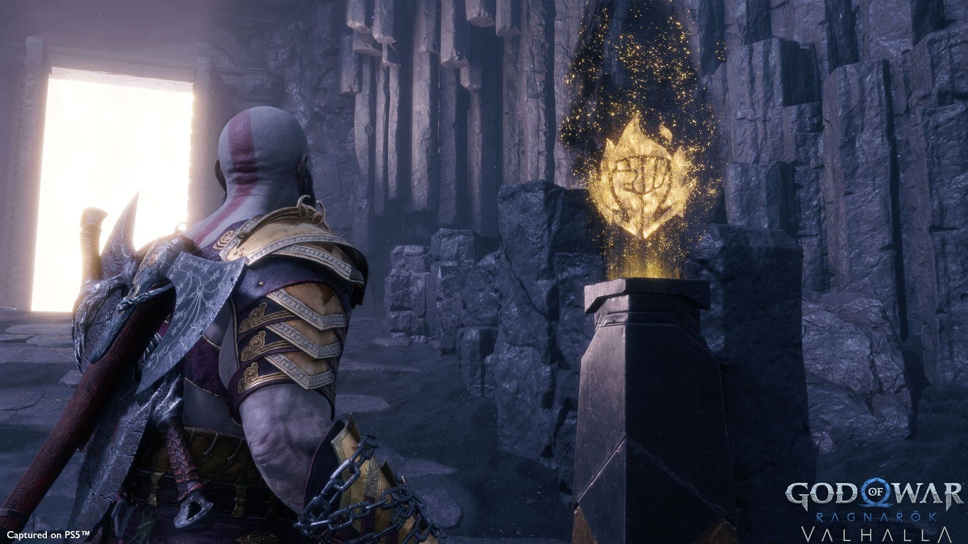 خیره شدن کریتوس به یک نماد جادویی در God of War Ragnarok: Valhalla