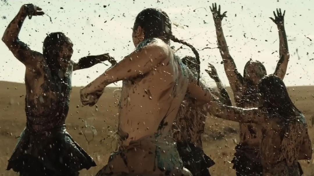 رقص جمعی از سرخپوست‌ها زیر باران نفت در نمایی از فیلم قاتلان ماه گل به کارگردانی مارتین اسکورسیزی