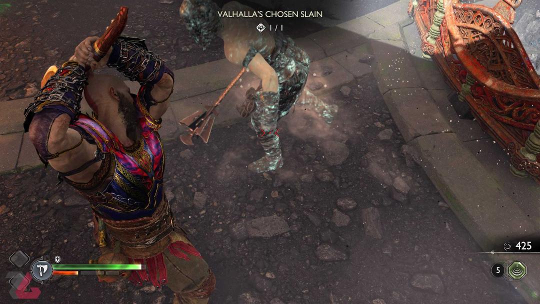 حمله کریتوس با تبر به دشمن انتخاب‌شده توسط والهالا در DLC والهالا بازی God of War Ragnarok پلی استیشن