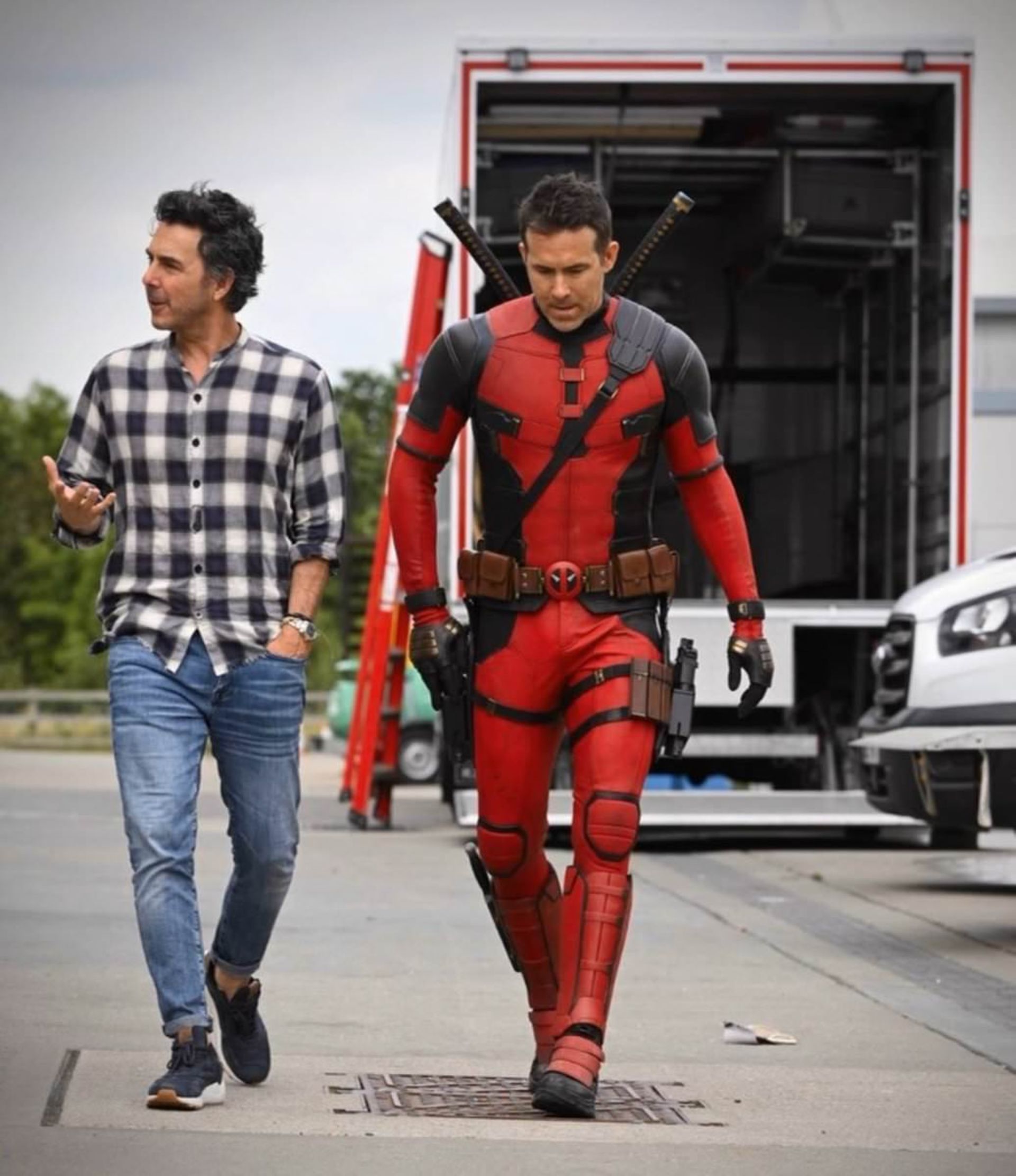 رایان رینولدز در لباس ددپول در حال قدم زدن درکنار شان لوی در پشت صحنه فیلم Deadpool 3