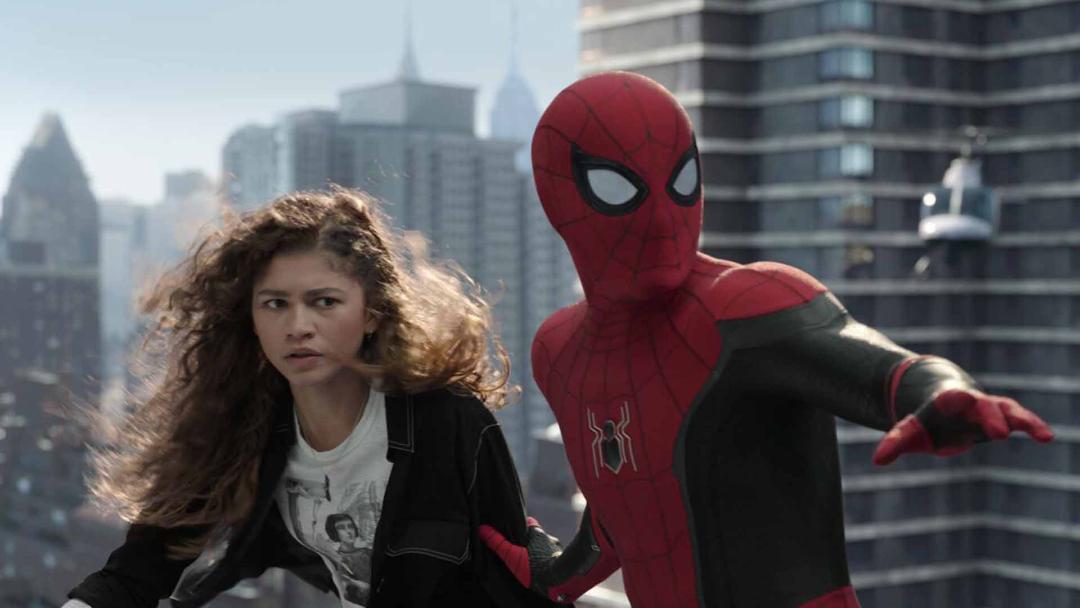 اسپایدرمن در حال نجات زندیا در فیلم Spider-Man: No Way Home