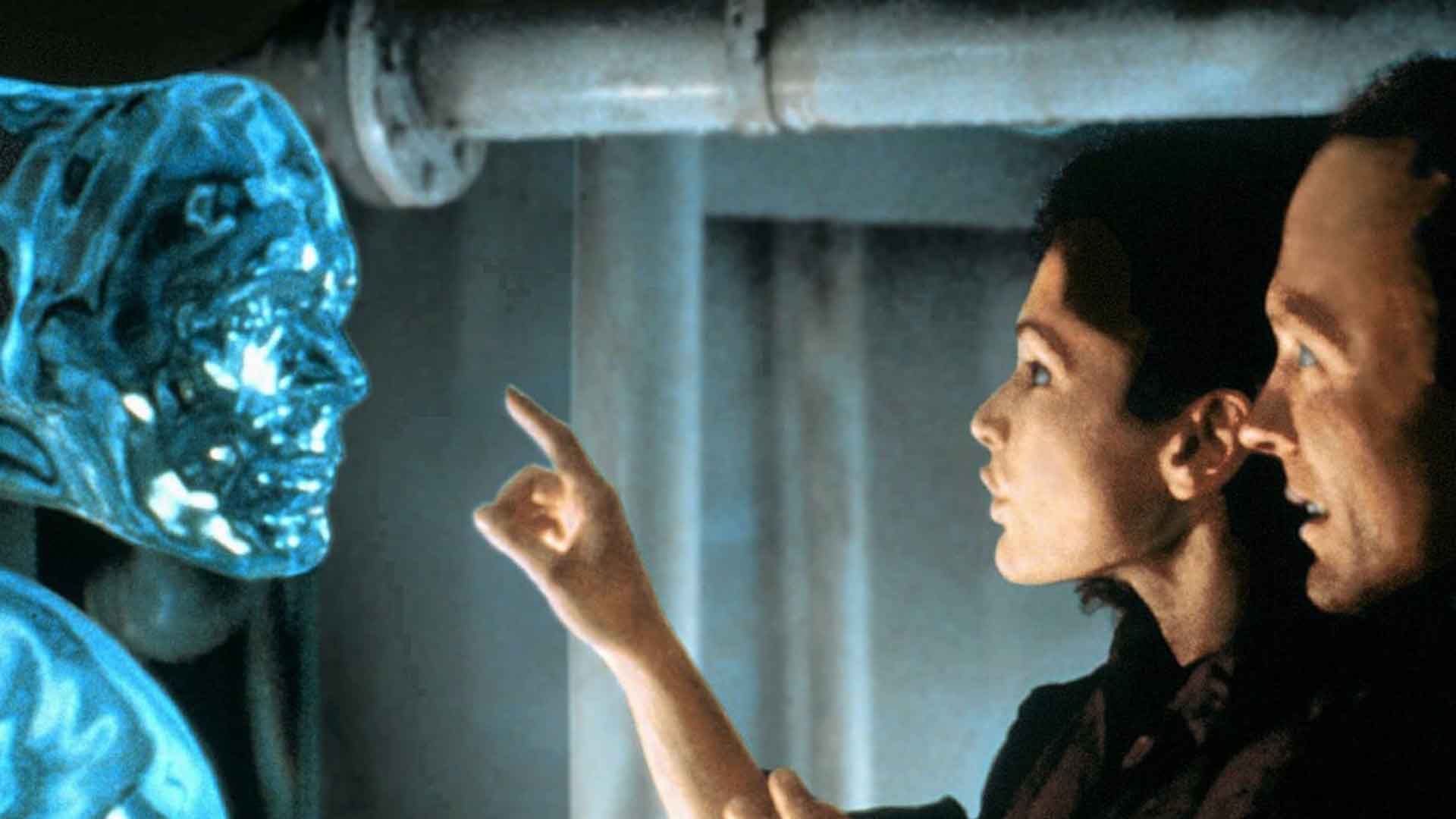 دو شخصیت از فیلم The Abyss در حال نزدیک شدن به یک موجود عجیب