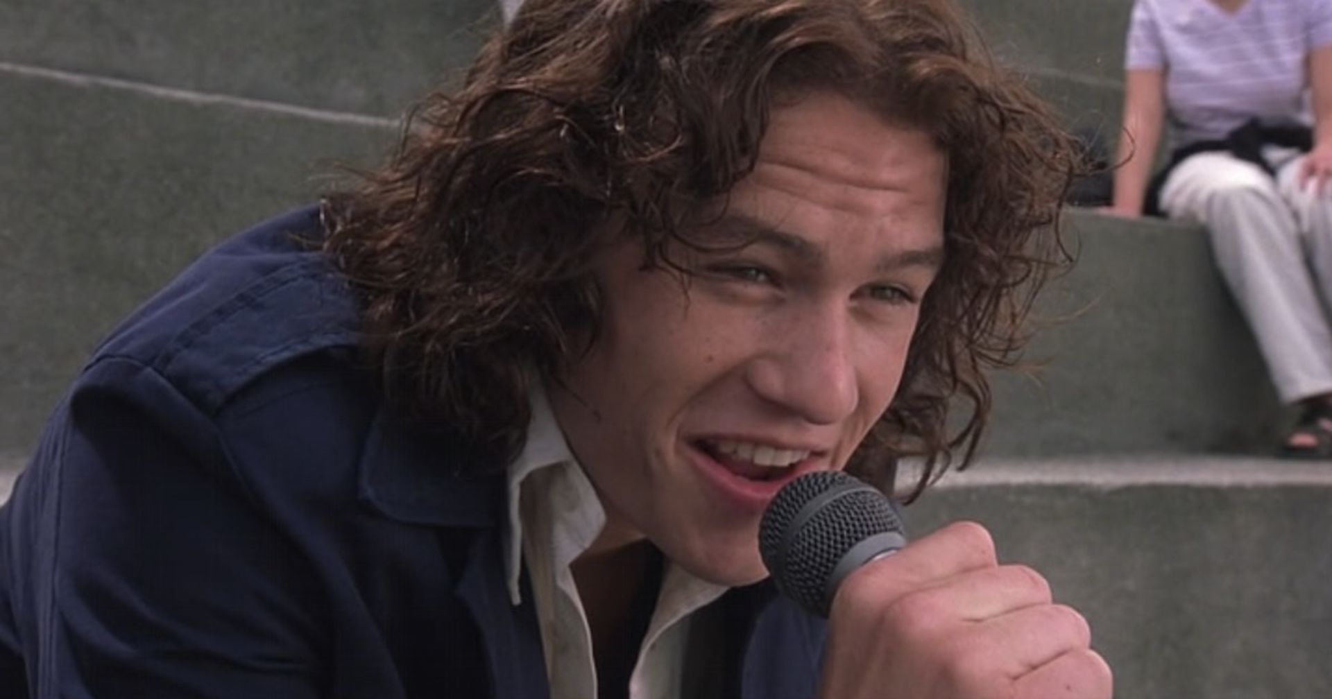 هیث لجر در حال خواندن در فیلم Ten Things I Hate About You