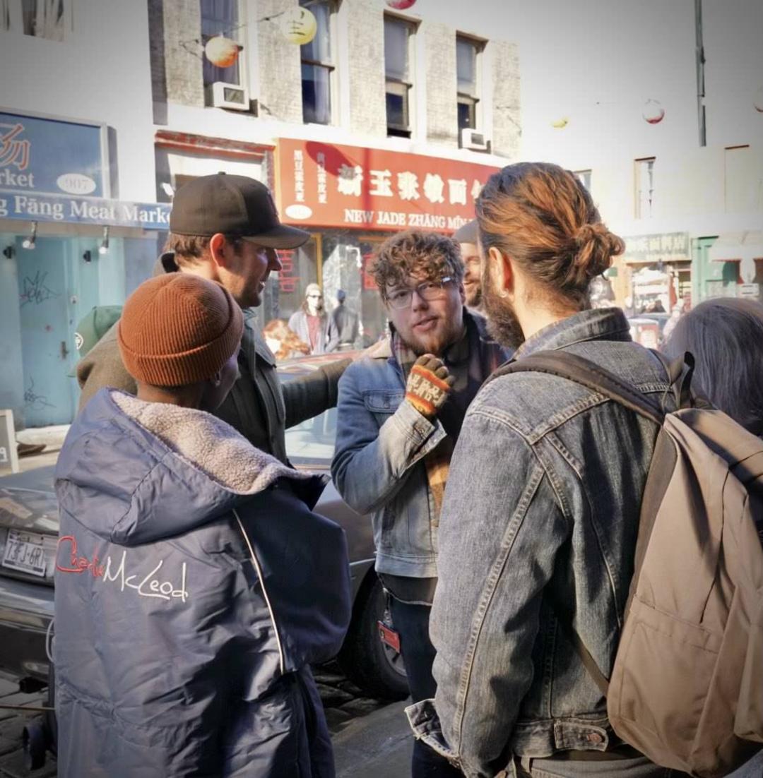 مایکل سارنوسکی، جان کرازینسکی و لوپیتا نیونگو در پشت صحنه اولین روز فیلمبرداری فیلم A Quiet Place: Day One 