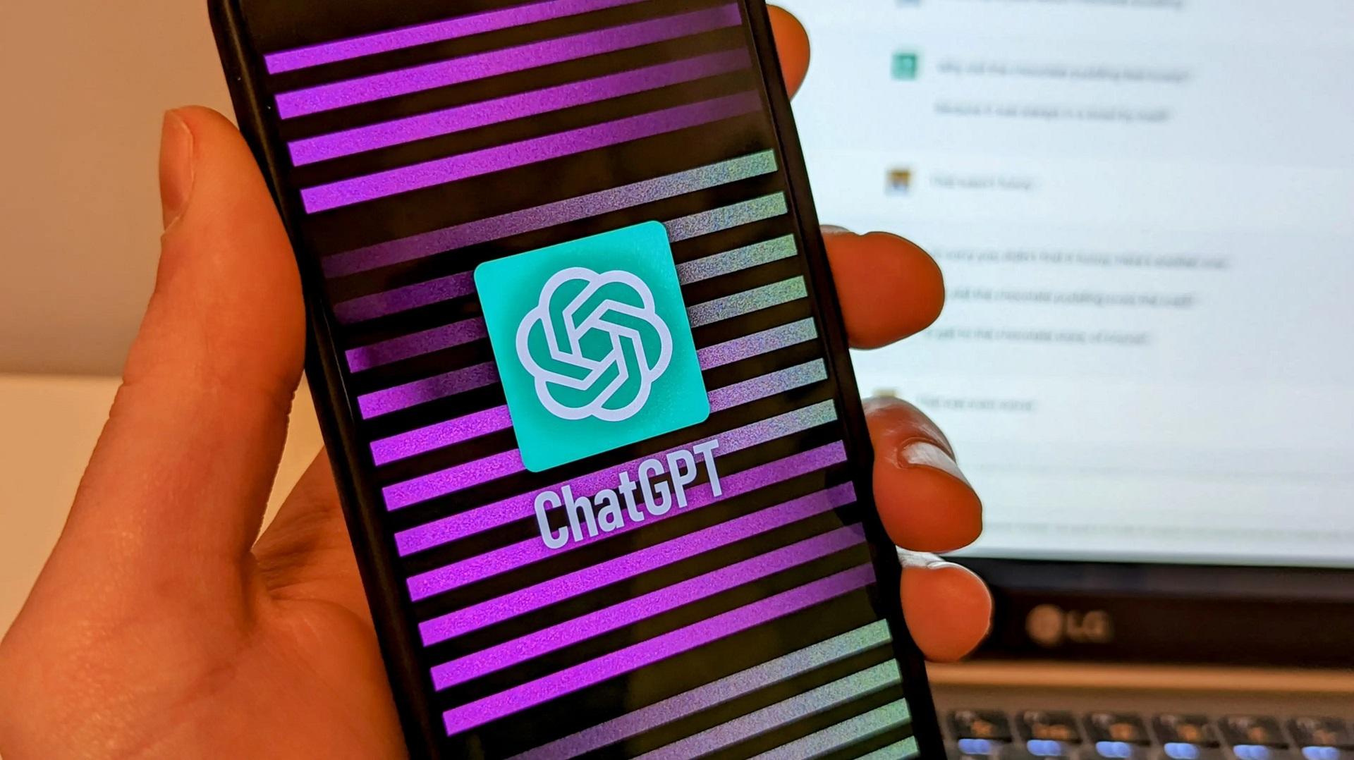 لوگوی ChatGPT روی موبایل
