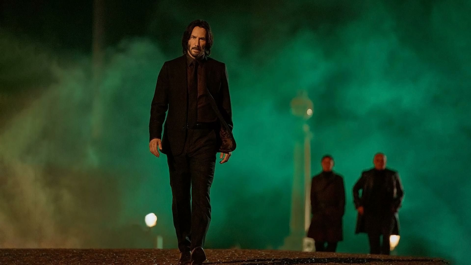 جان ویک با بازی کیانو ریوز در حال ترک دو نفر در طول شب در فیلم John Wick: Chapter 4 