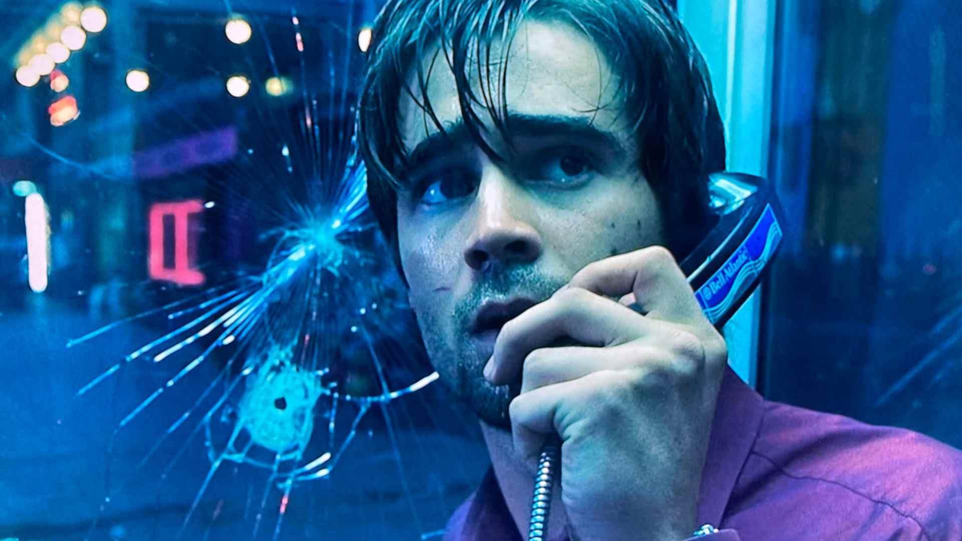 کالین فارل در حال صحبت با تلفن عمومی در فیلم Phone Booth