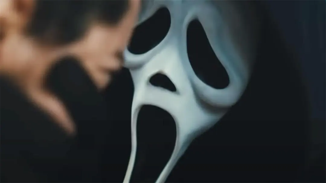 گوست‌فیس در حال ارعاب ساکنان نیویورک در فیلم Scream VI
