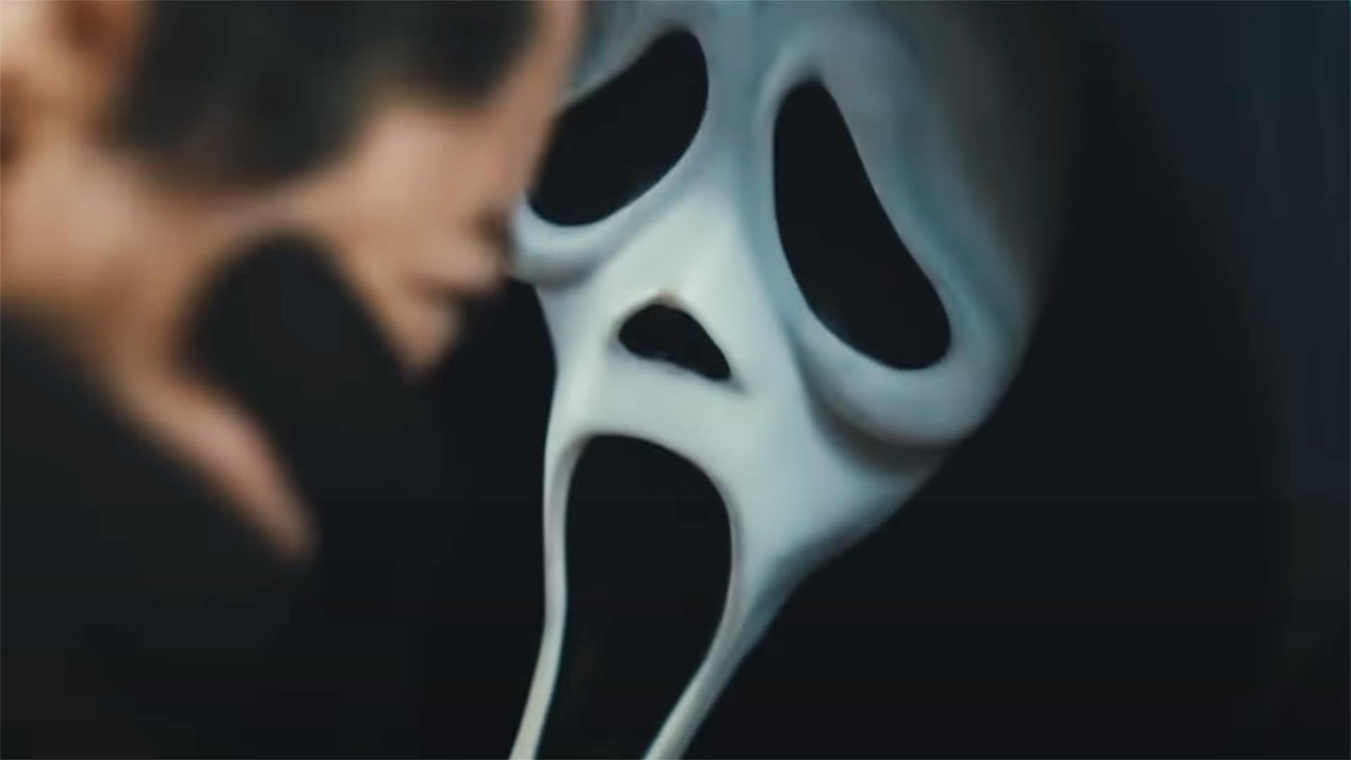 گوست‌فیس در حال ارعاب ساکنان نیویورک در فیلم Scream VI