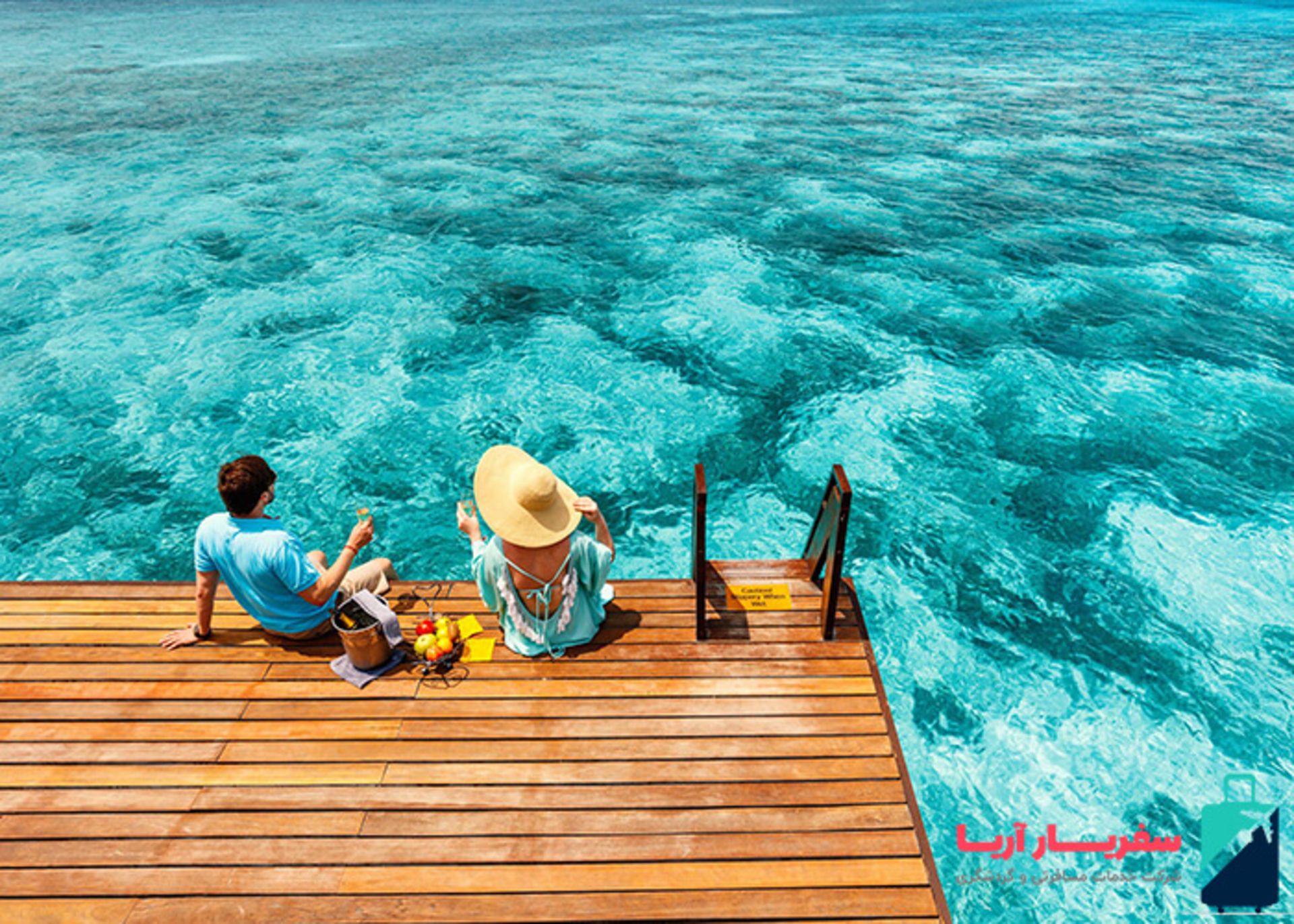 یک زن و مرد در آنتالیا کنار ساحل