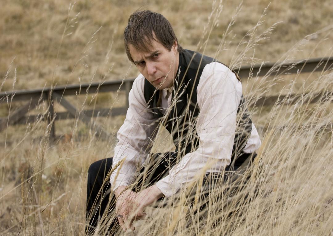 چارلی فورد در بیشه‌زاری از تردید در فیلم لحظاتی پیش از قتل شخصیت هیت وود در فیلم The Assassination of Jesse James by the Coward Robert Ford